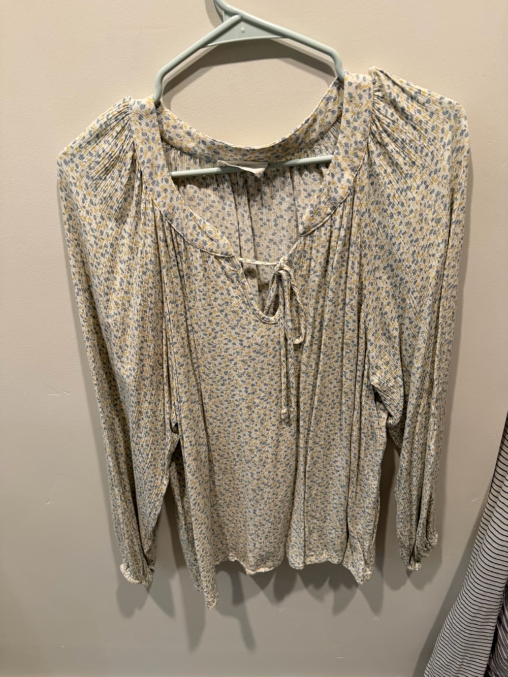 Carly Jean Los Angeles Cream Floral Tie-Neck Blouse